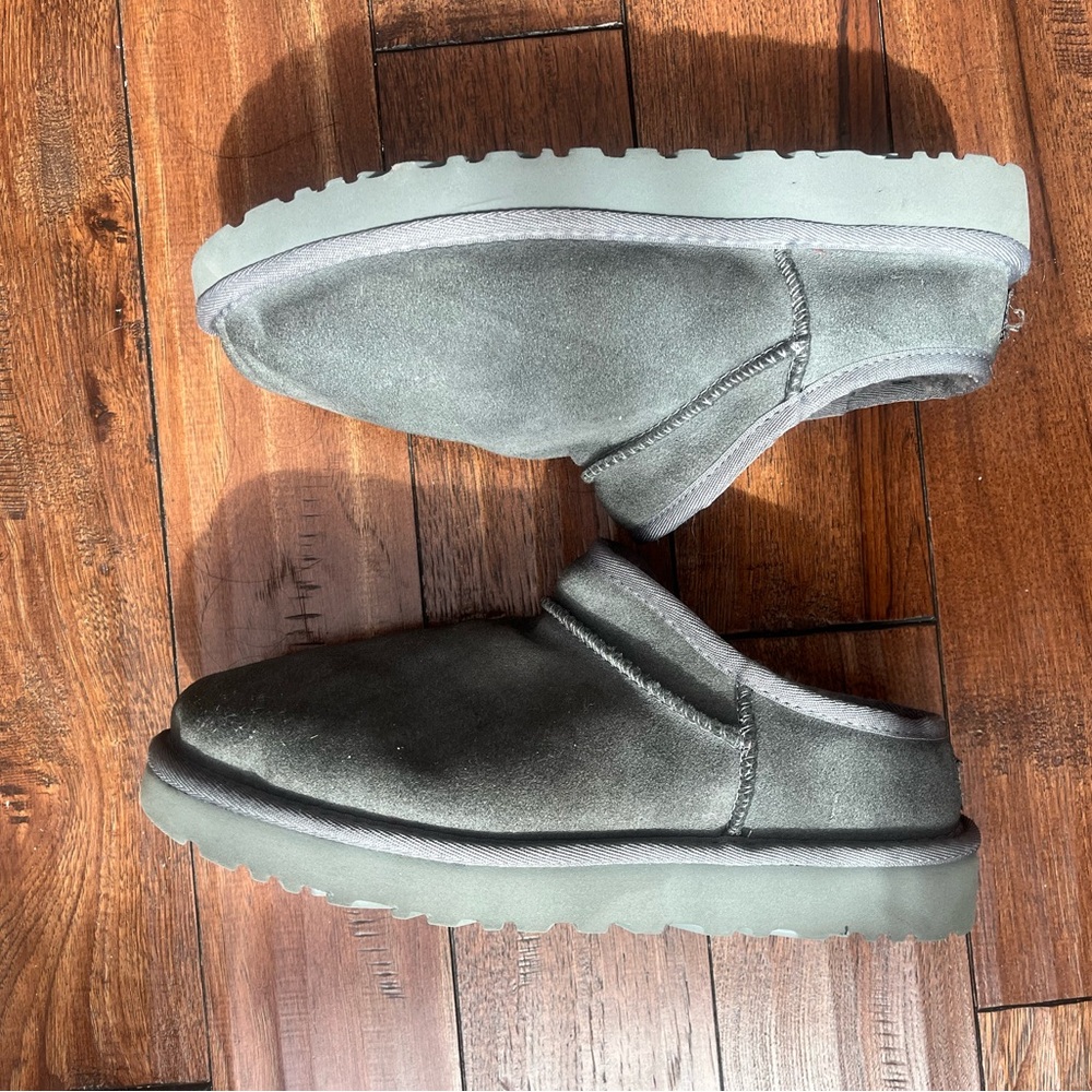 Women’s UGG 10 Gray Slip-On Shoes